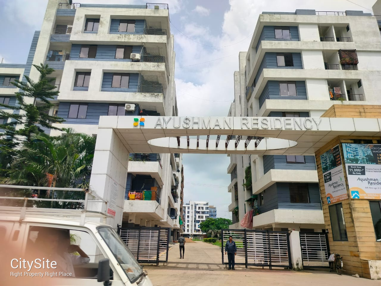 near by Medicaps University