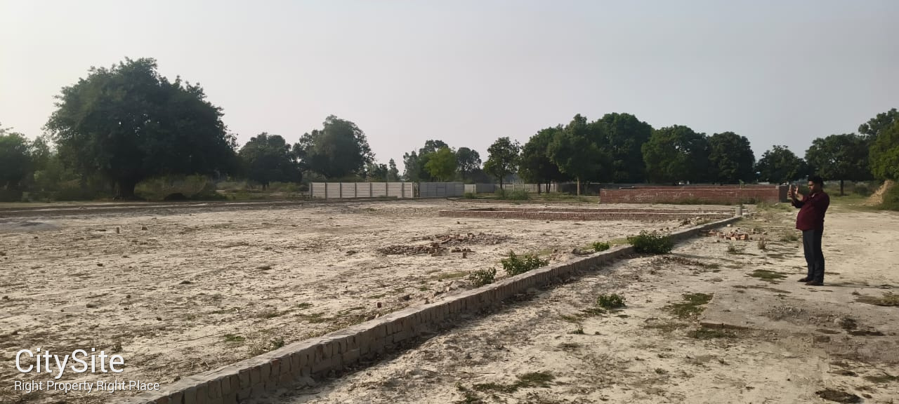 नियर क्रिश्चियन स्कूल के बगल मोहनलाल गंज तहसील से दूरी मात्र 200 मीटर है